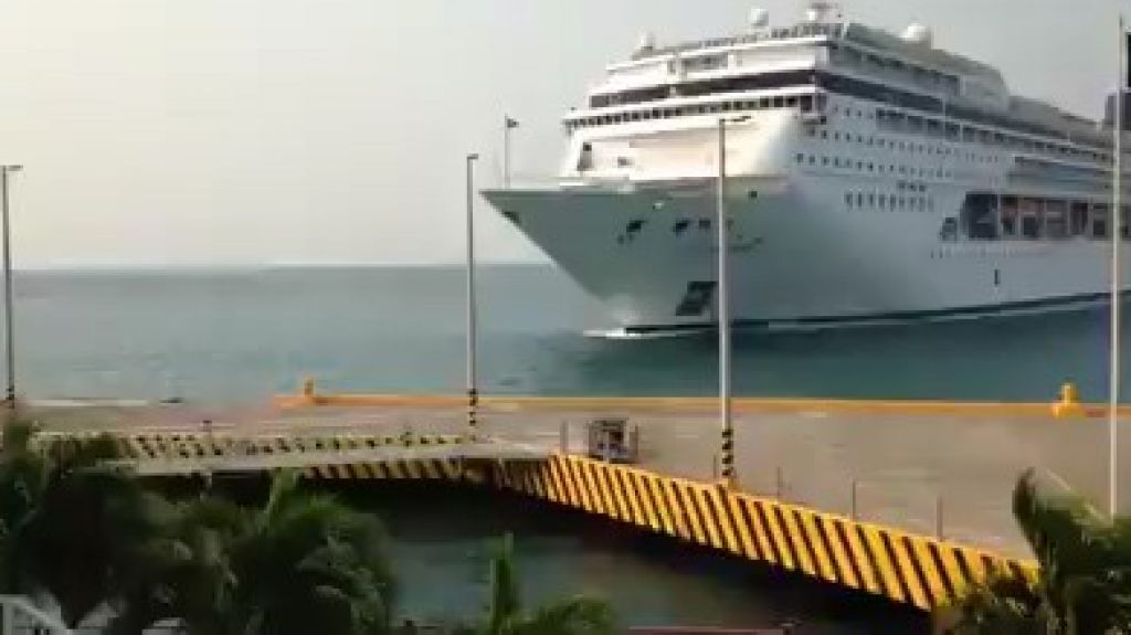 Resultado de imagen para enorme crucero choca muelle caribe