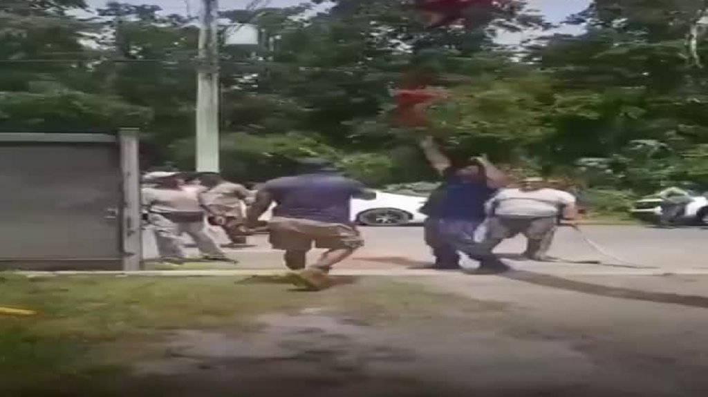  Video: Ciudadanos en Rio Grande derriban que impedían el acceso a la playa 