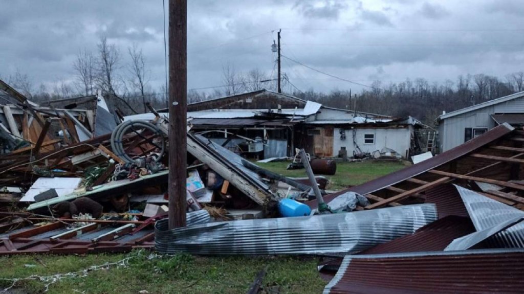  Tornado azota el sureste de Misuri; deja varias víctimas y daños materiales 