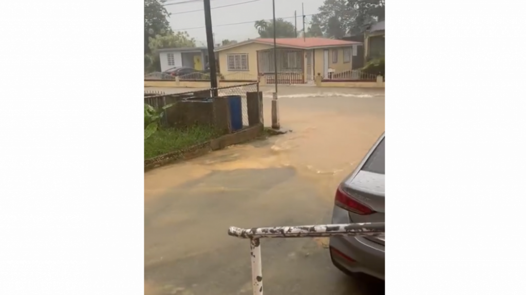  Carreteras cerradas y casas inundadas en Quebradillas debido a las fuertes lluvias registradas hoy martes 