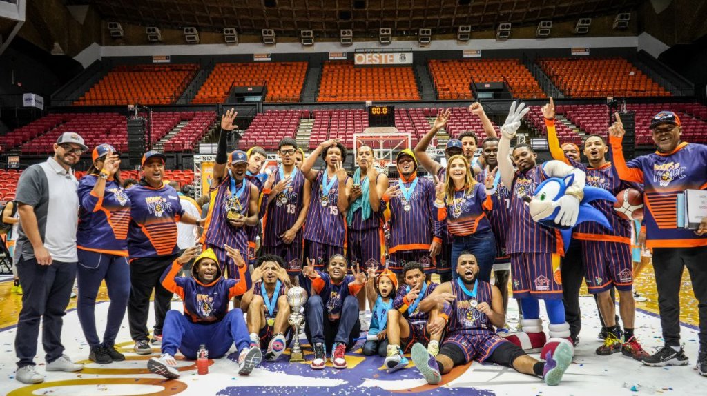  Jóvenes de Lloréns Torres ganan por tercera vez torneo de baloncesto 