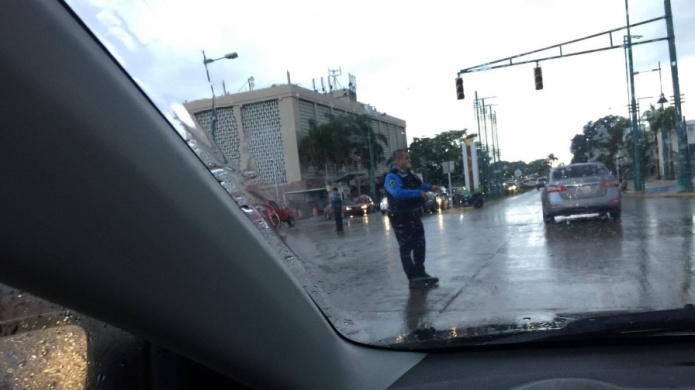 Fotos: Ciudadanos agradecen y reconocen labor de policías estatales y municipales ante el "Caos" del tránsito por el apagón 