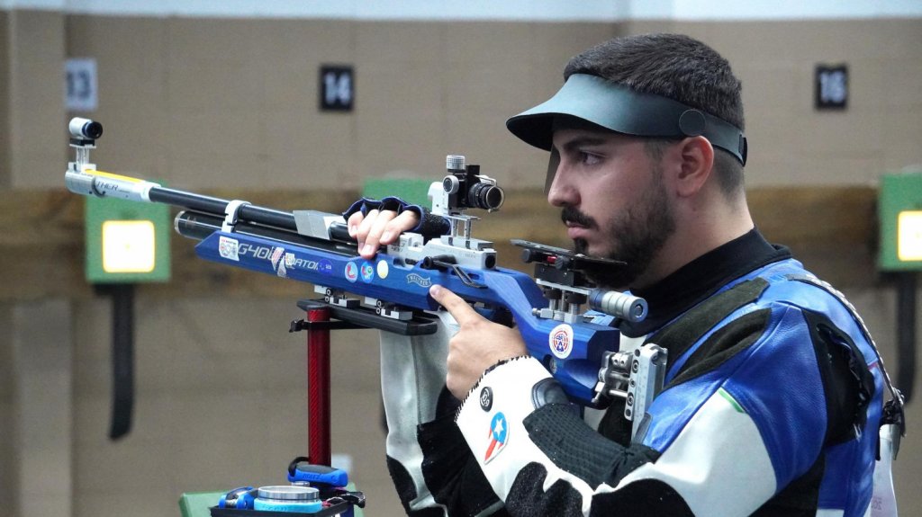  Equipo de rifle de aire de varones se lleva bronce 