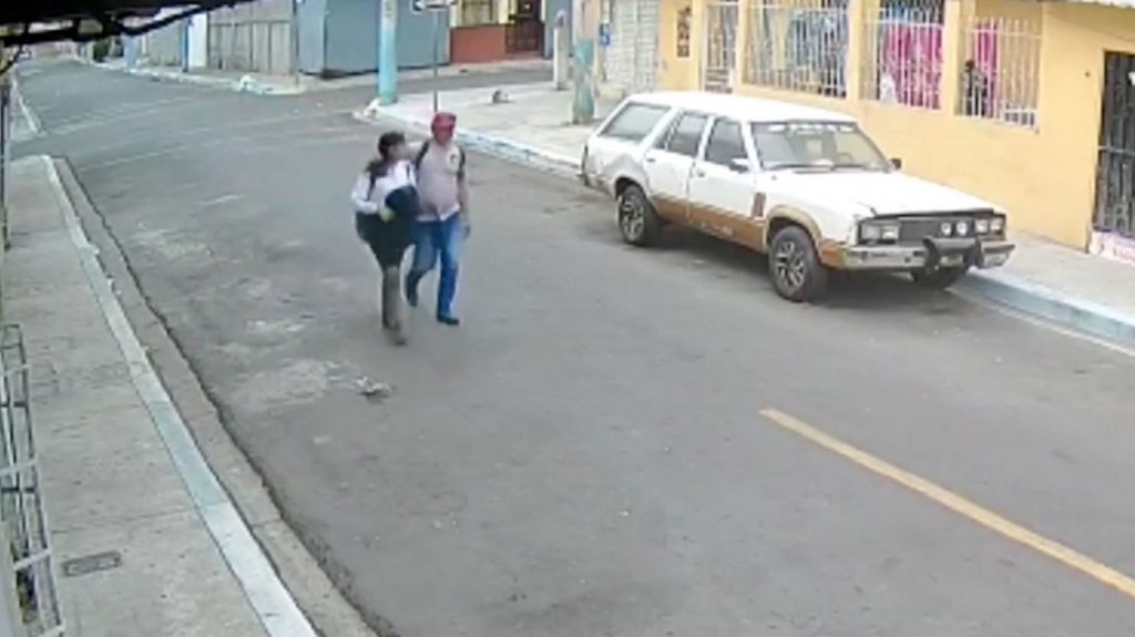  VIDEO:Una adolescente se salva de un secuestro en Ecuador por las señas que hizo a una mujer 