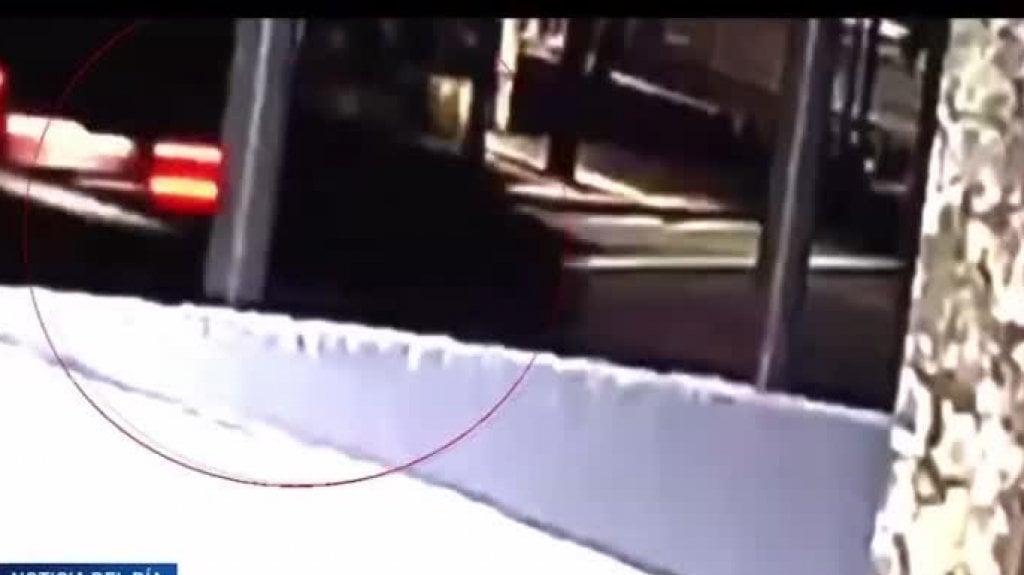  En video momento en que conductor pierde el control, se estrella frente a hotel de Condado y mata a mujer que andaba de pasajera con él 