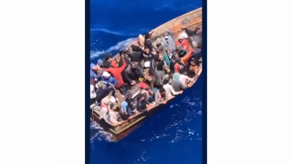  Captan video de inmigrantes en una “yola” desde un crucero 