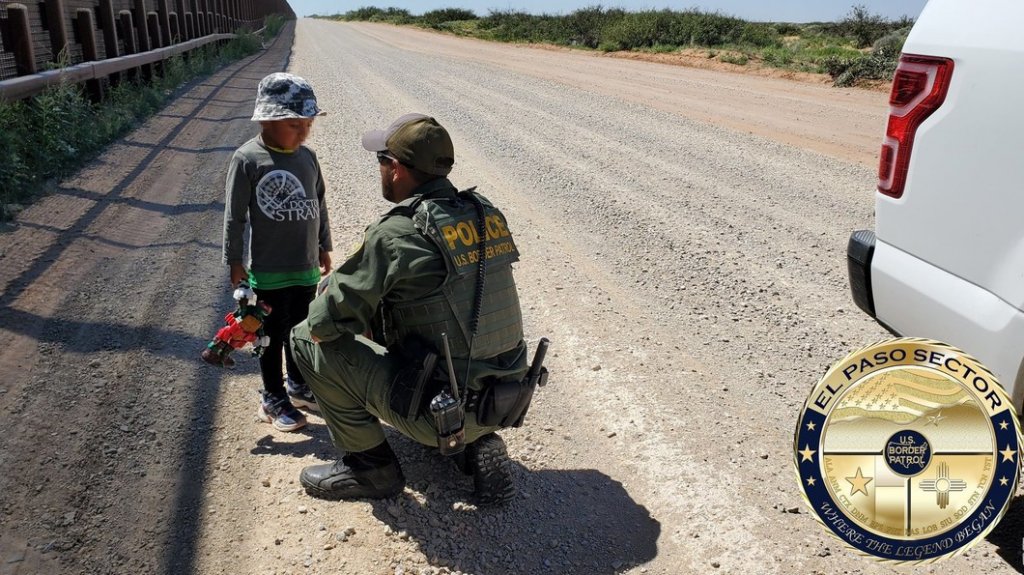  Encuentran a un niño ecuatoriano de 4 años abandonado en la frontera entre EE.UU. y México 