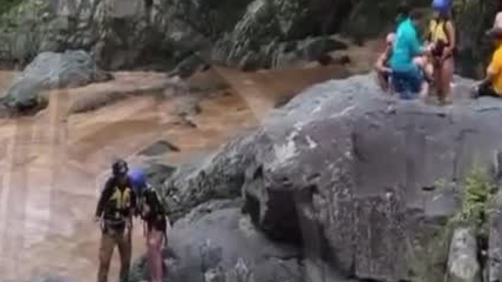  Video del momento en que recatan a 11 personas que quedaron atrapadas por la creciente del río Toro Negro en Ciales 