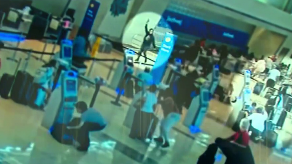  VIDEO:Una mujer saca un arma y dispara al techo en un aeropuerto de Dallas 