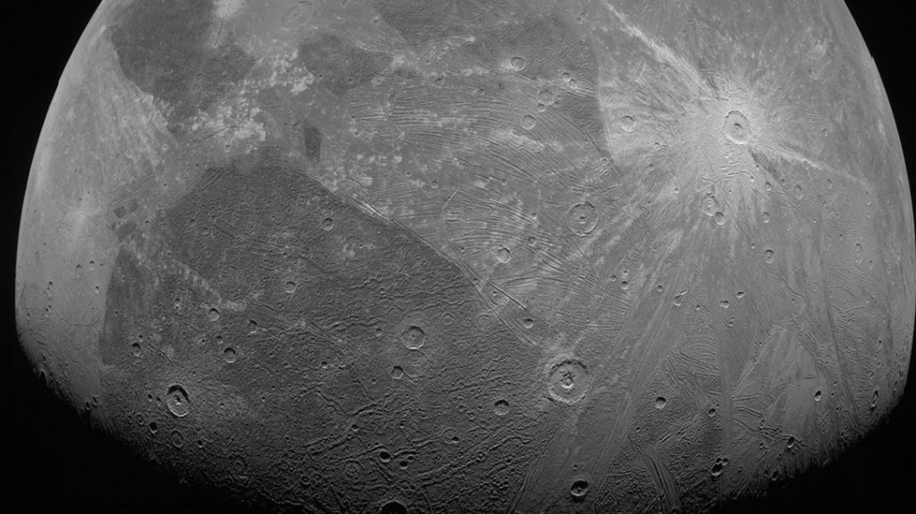  La sonda Juno de la NASA revela enormes cráteres desconocidos y brillantes auroras en Ganímedes, la mayor luna de Júpiter 