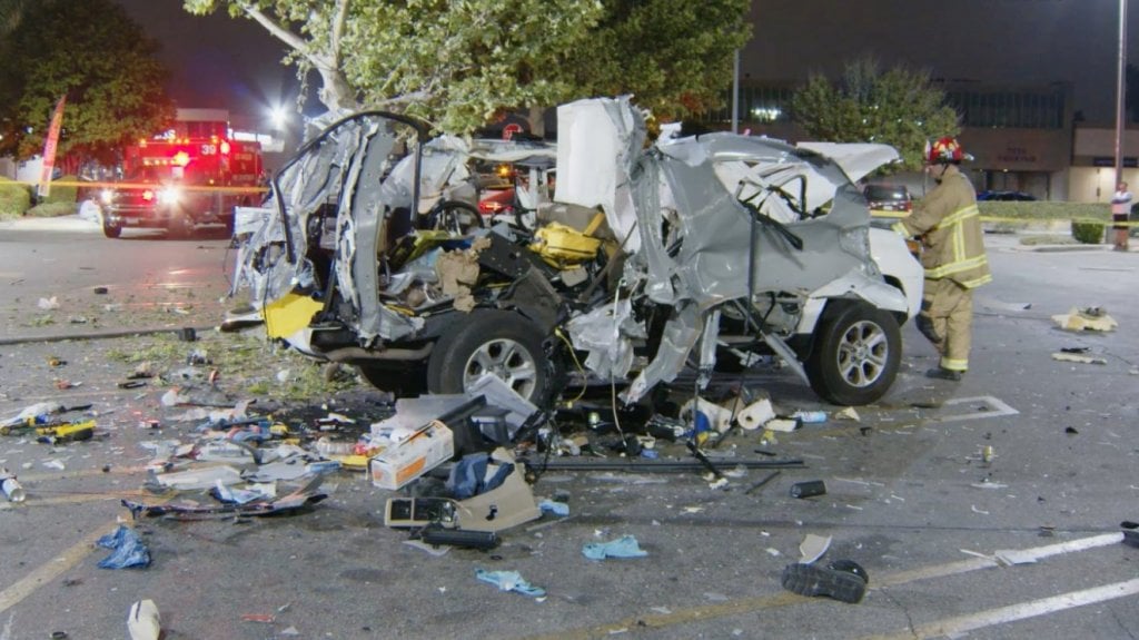  Video: Hombre provoca explosión al encender cigarrillo en el auto con tanque de propano dentro 