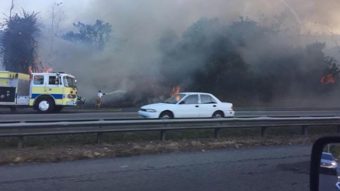 Incendio forestal causa congestión en la carretera 30