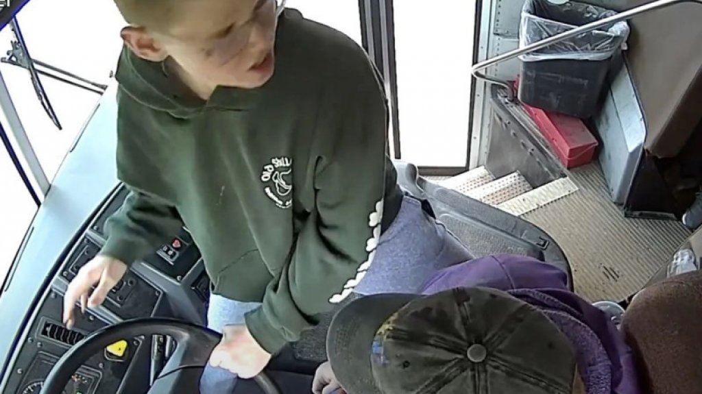  Video: Estudiante logra detener un autobús escolar tras desmayarse el chofer 