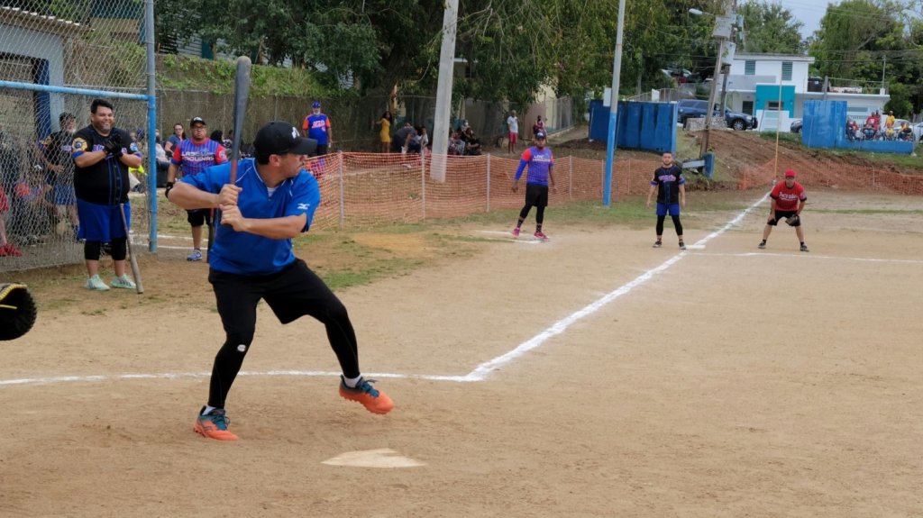  Alcalde reverdece laureles en equipo de pelota comunitario en Ceiba 