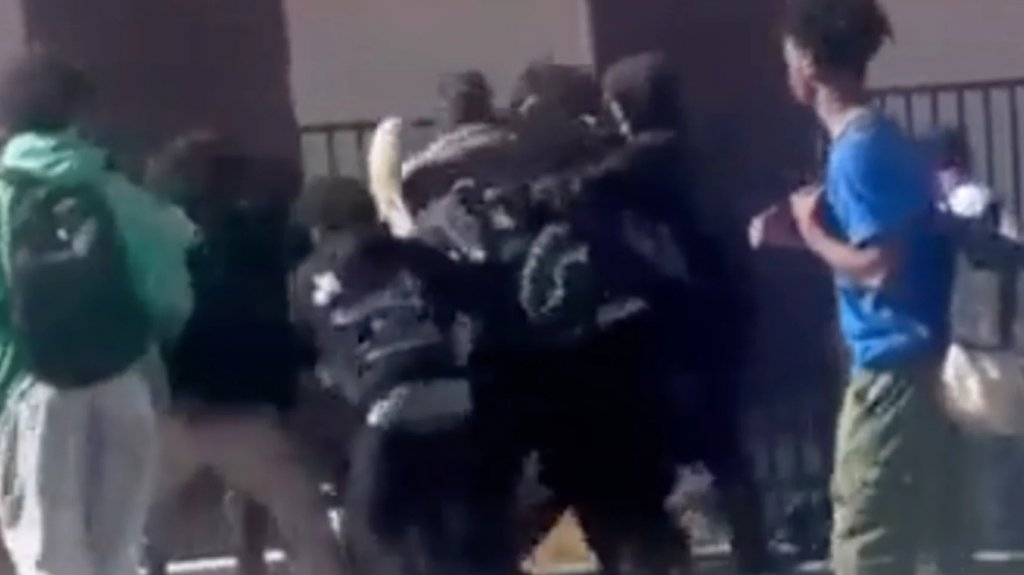  En video momento en que jóvenes de una escuela en Estados Unidos asesinan a golpes a un compañero 