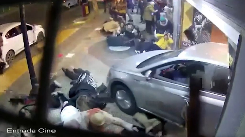  VIDEO: Momento en que un carro embiste la entrada de un teatro en Argentina, dejando a 23 heridos 