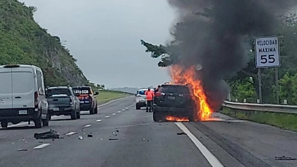  Vehículo incendiado afecta tránsito en la autopista PR-52 