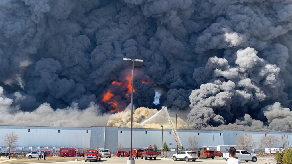  VIDEO: Se incendia centro de distribución de Walmart en Indianápolis 