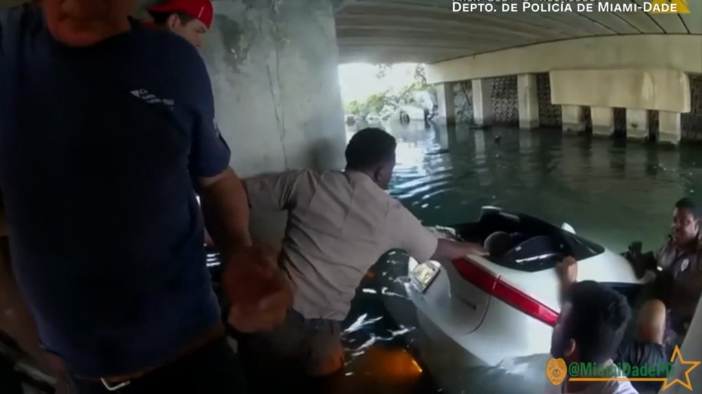  Video:Oficiales de policía y civiles salvan a niño de automóvil sumergido en un canal en Miami 