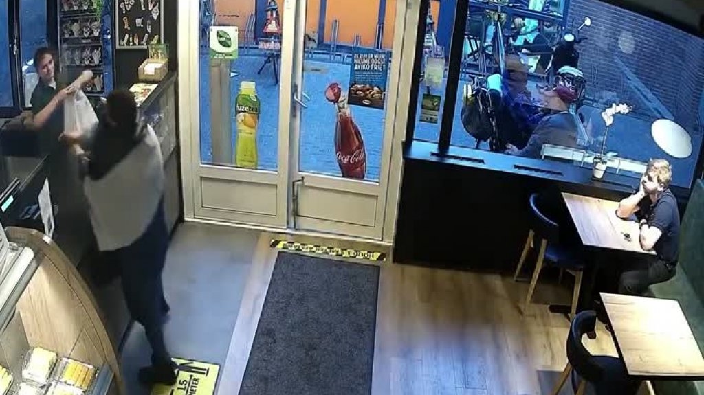  Video: Intentó asaltar una panadería con un cuchillo y los empleados de dieron “tremenda “Paliza” 