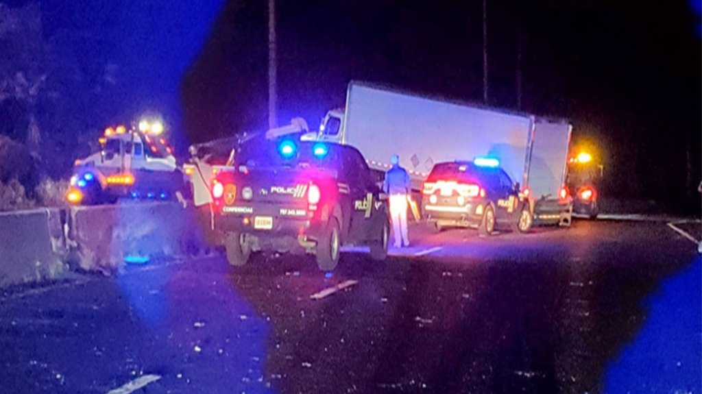  Camión choca varios postes en carretera de Aguada 