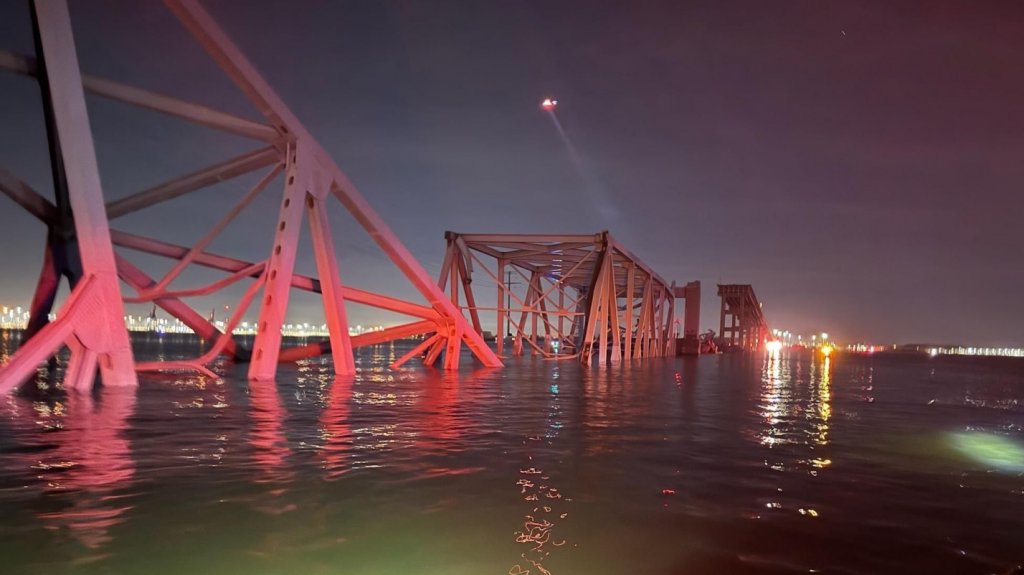  Video: Momento en que barco carguero choca contra un puente en Baltimore 