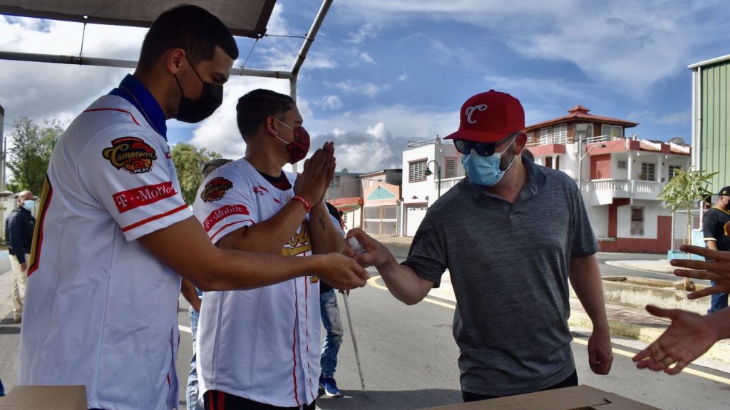  Criollos reparten cajas de alimentos en barriada Morales de Caguas 