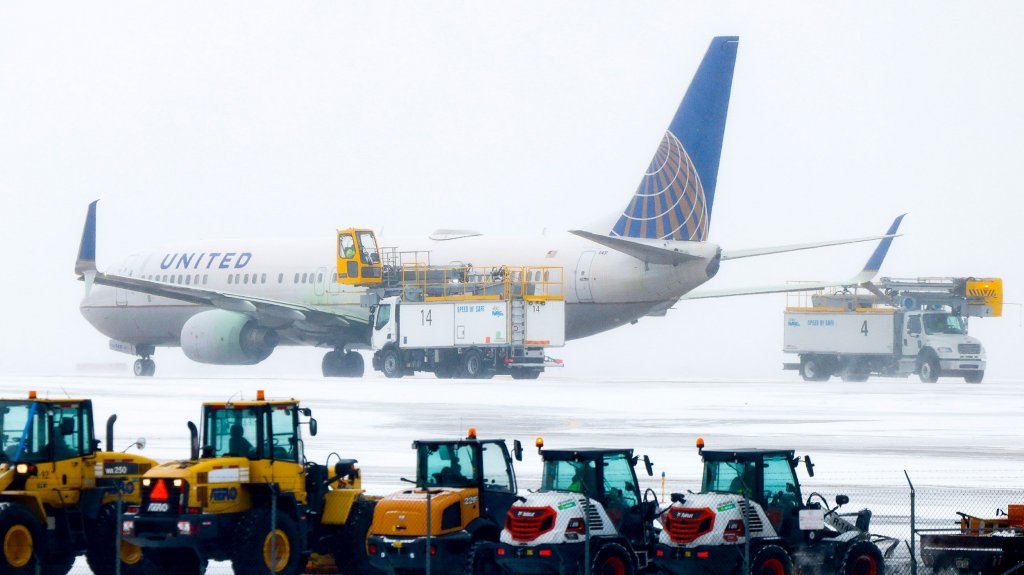  Cancelación masiva de vuelos en EE.UU. debido a condiciones climáticas invernales y problemas con los aviones 