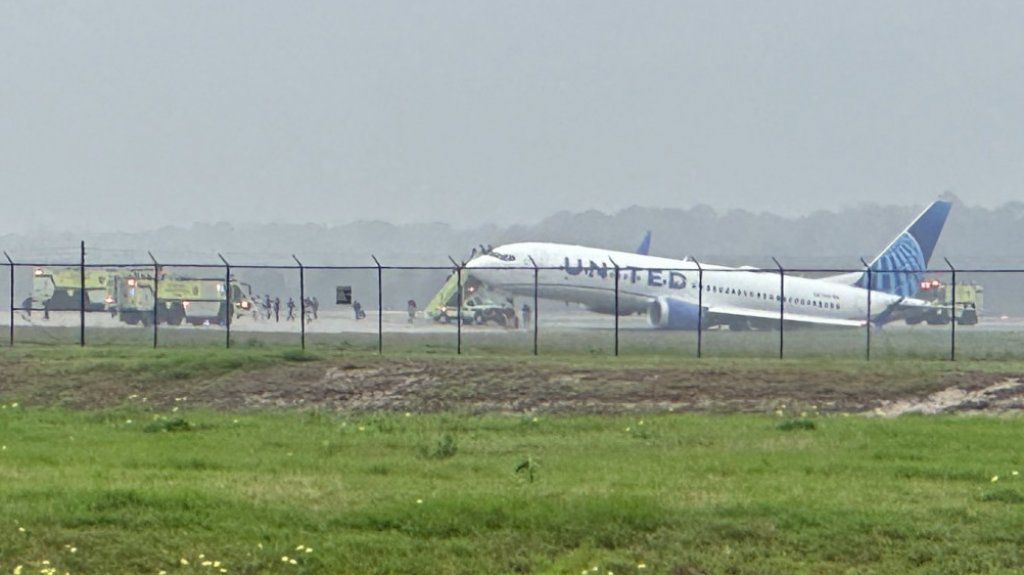  Vuelo de United se sale de la pista al aterrizar en Houston 