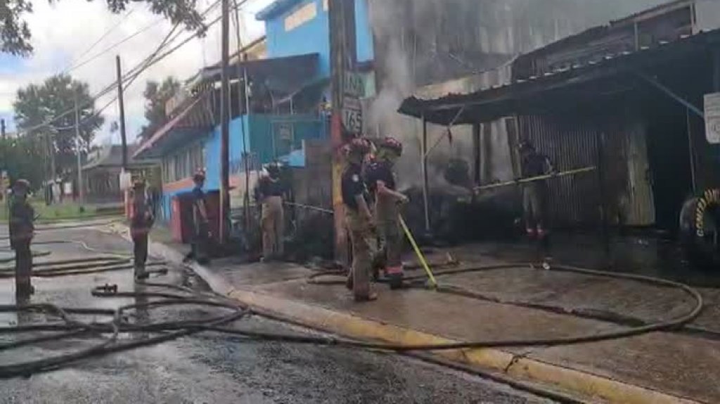  Video: Se reporta incendio esta mañana en gomera de Toa Alta 