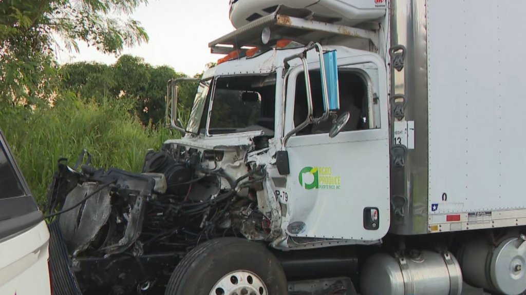  Video: Camionero se queda dormido al volante y provoca choque en PR-52, Cayey 