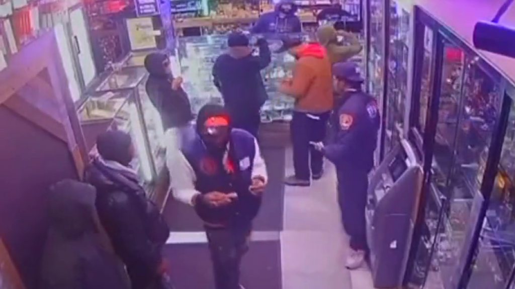  Video:Buscan sospechoso con chaqueta del FDNY por asesinato en tienda de Manhattan 
