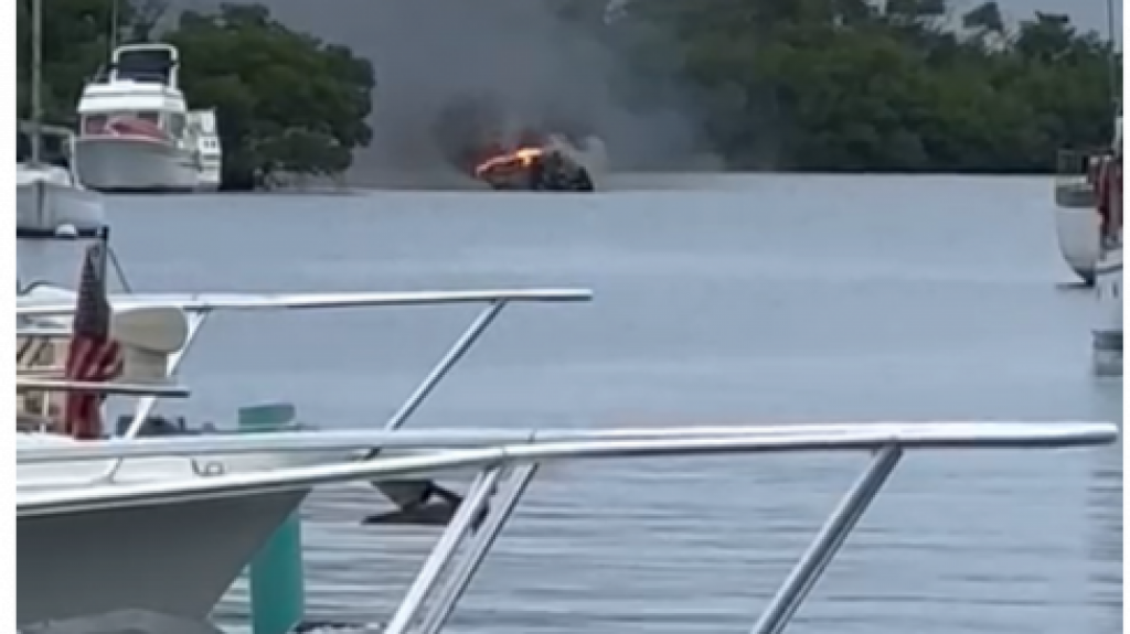  Video: Se prenden en fuego dos botes en Marina de Salinas 