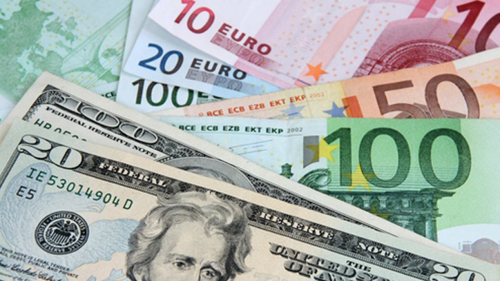  El euro cae a su valor más bajo en casi 20 años y queda cerca de la paridad con el dólar 