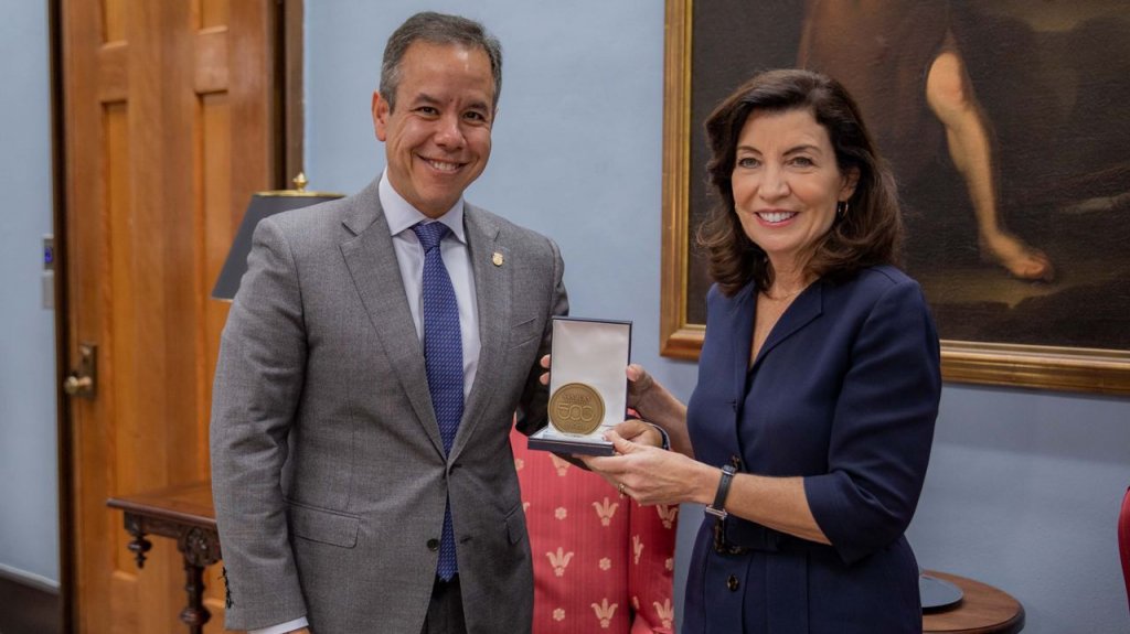  Gobernadora neoyorquina recibe medalla conmemorativa de los 500 años de San Juan 