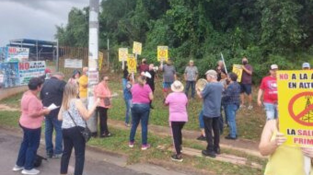  Residentes de Vega Baja protestan en contra de construcción de torre de telecomunicaciones en su comunidad 