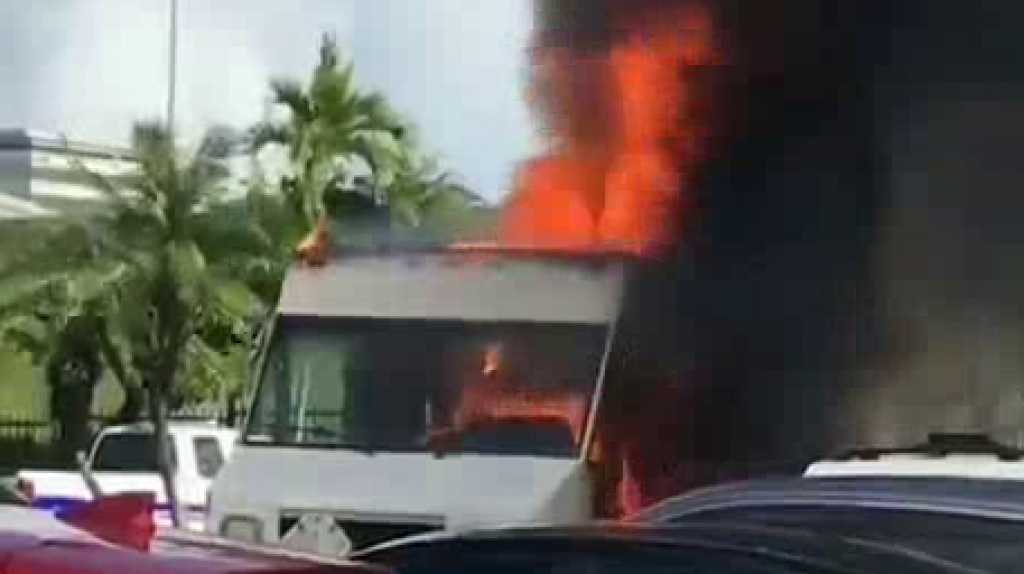  Video: Se incendia vehículo en estacionamiento de Plaza Las Américas 