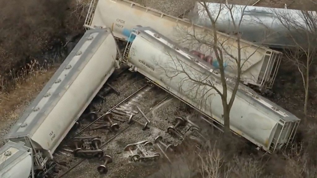  Un tren de carga descarrila en las afueras de Detroit, en EE.UU. 