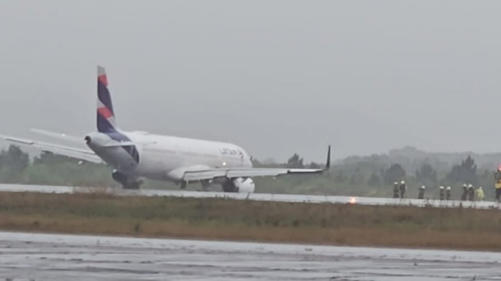  Pasajero capta en video el momento en que avion de LATAM se sale de la pista al aterrizar en Brasil 