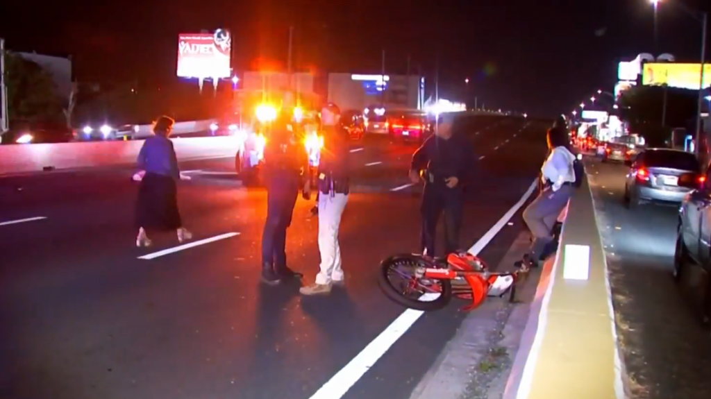  Video: Conductor impacta y mata motociclista en la Baldorioty y luego se da a la huida 