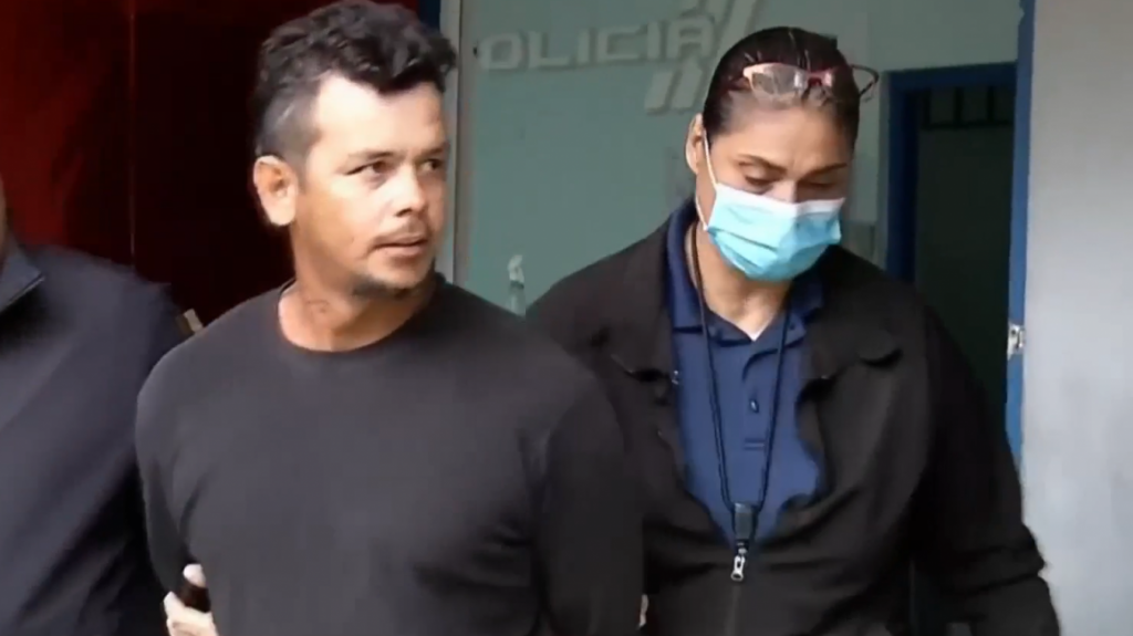  Video: Hombre en Peñuelas discutió con su hermana , luego con su pareja y cogió una perrita la tiro contra el piso y la mató 