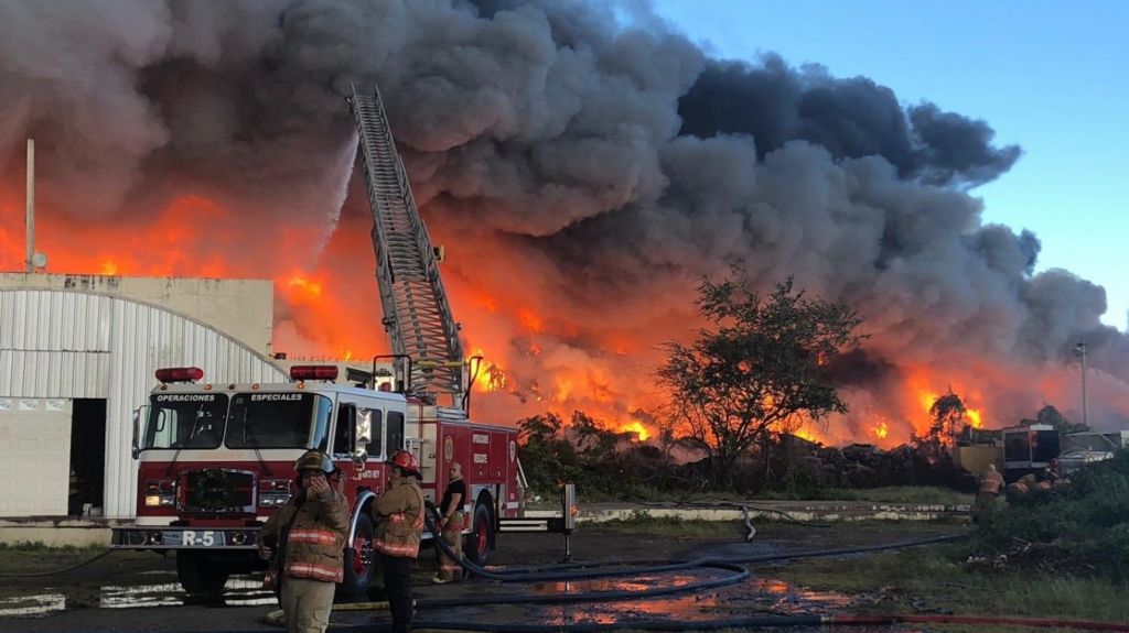  Bomberos extinguen en su totalidad incendio en planta de reciclaje de metales en Carolina 