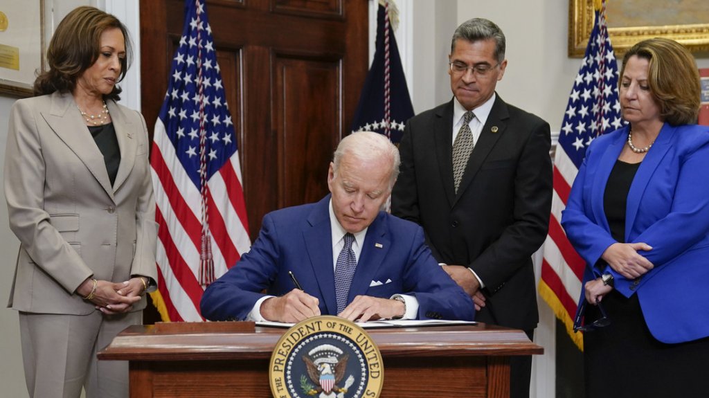  Biden firma una orden ejecutiva para proteger el acceso al aborto 