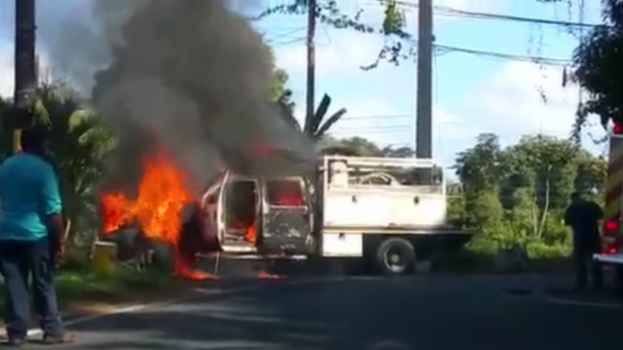 Video: Se incendia vehículo de Acueductos en Bayamón 