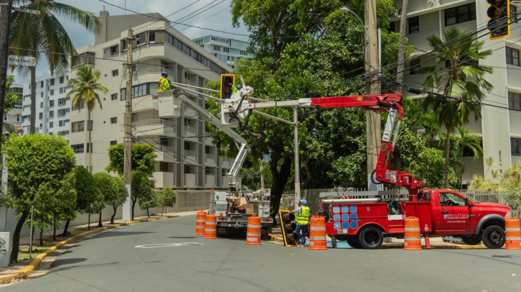  San Juan comienza instalación de semáforos solares en las principales intersecciones del área turística del Condado 