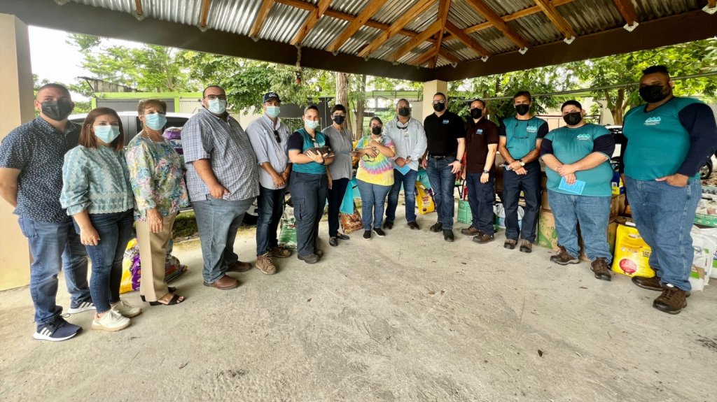  Empleados de AAA donan artículos para santuario de animales en Cabo Rojo 