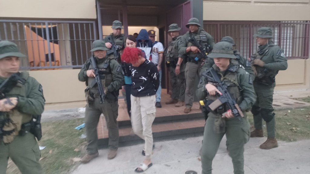  Video: Operativo en residencial de Fajardo resulta en múltiples arrestos, drogas y armas incautadas 