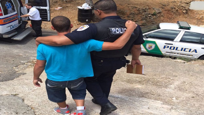 Policia municipal de Barceloneta evita que joven se quite la vida
