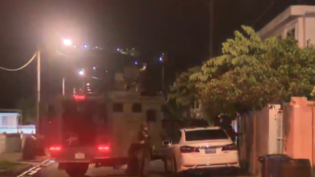 Video: Momento en que agentes federales llegan con vehículo blindado y lanza un “Flash Bang” en residencia de Ponce 