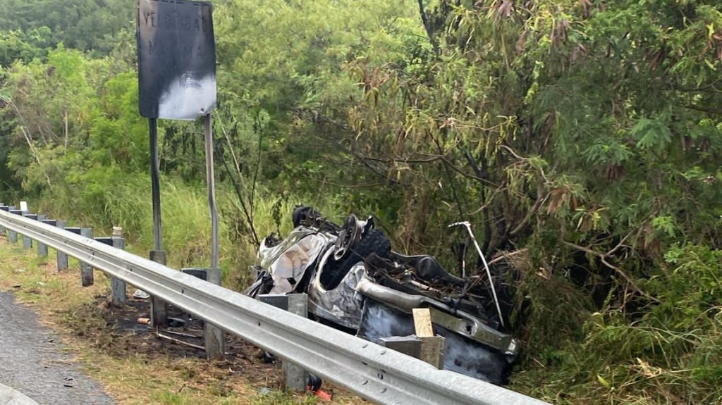  Muere quemado conductor que chocó en Sabana Grande y su auto se incendio 